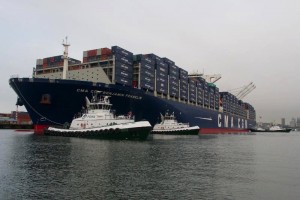 The Wedell Foss assisting the CMA CGM Benjamin Franklin.